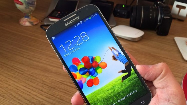 Пожалуйста, не кладите ваш смартфон под подушку. Пожалуйста, не кладите ваш смартфон под подушку. Фото.