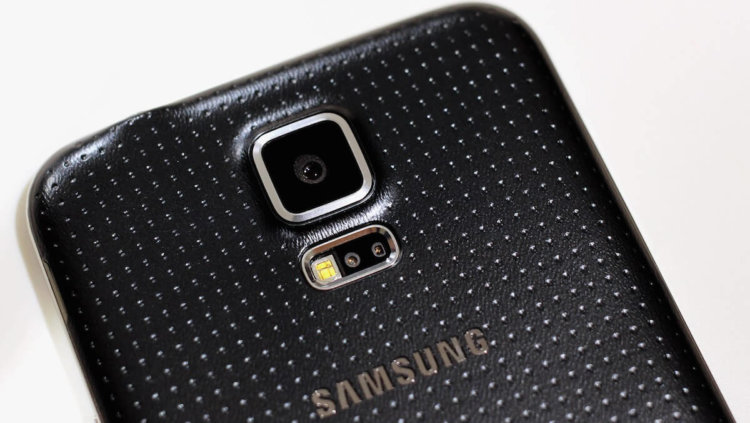 5 лучших смартфонов, которые не боятся намокнуть. Samsung Galaxy S5. Фото.