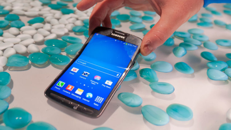 5 лучших смартфонов, которые не боятся намокнуть. Фото.