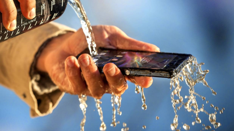 Защита смартфона от воды. Необходимость ли? Фото.