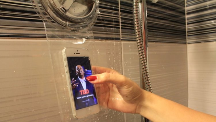 (Не)обычные ситуации, в которых люди не спешат расставаться со смартфонами. (Не)обычные ситуации, в которых люди не спешат расставаться со смартфонами. Фото.