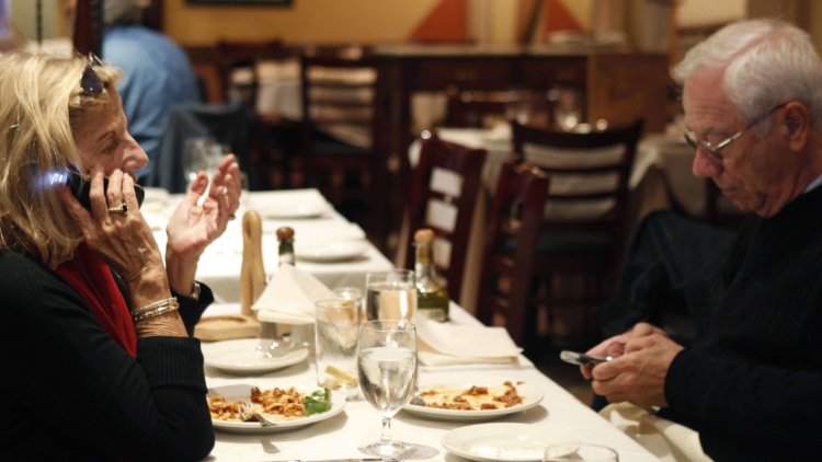 Медленно обслуживают в ресторане? Виноват ваш смартфон. Фото.