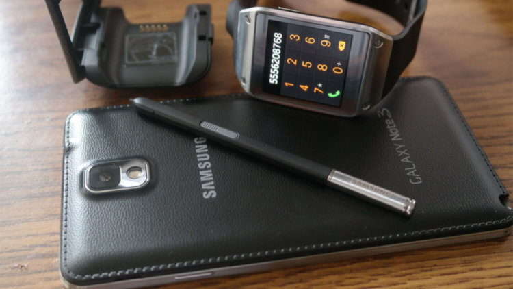Samsung напоминает об умении делать металлические телефоны. Galaxy Gear. Фото.