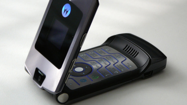 5 телефонов, дизайну которых может позавидовать каждый Android-смартфон. Motorola RAZR V3. Фото.