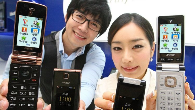 Samsung напоминает об умении делать металлические телефоны. Wise Classic. Samsung напоминает об умении делать металлические телефоны. Wise Classic. Фото.