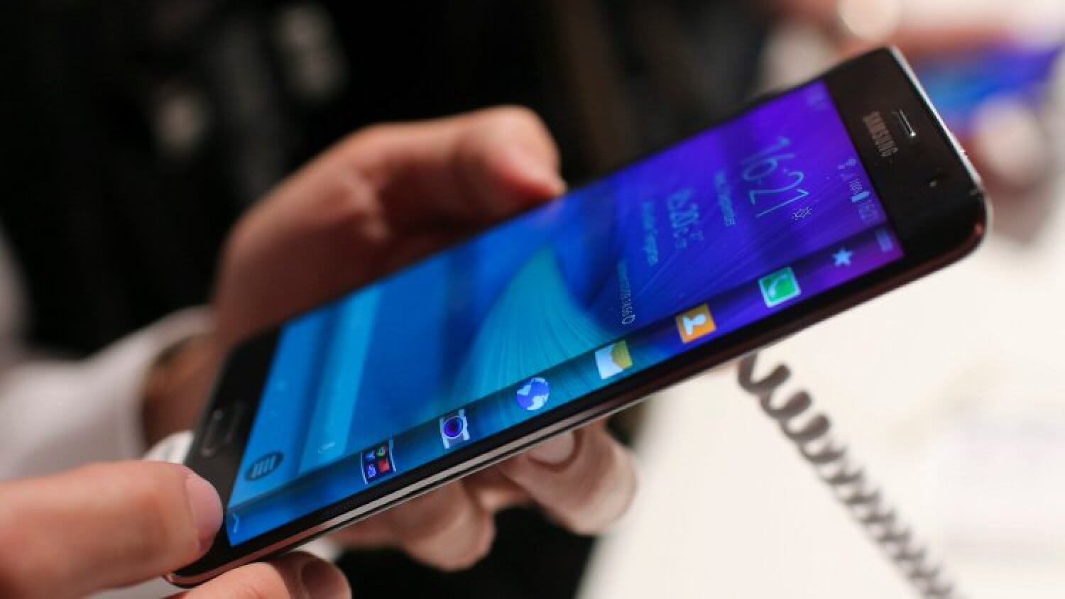 Подробности Samsung Galaxy Note Edge. Экран изогнули, и смартфон подорожал. Технические характеристики. Фото.