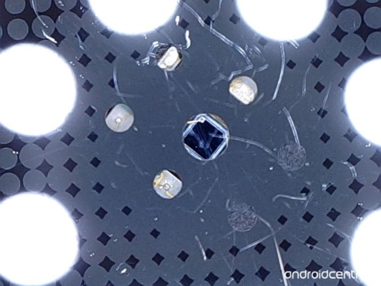 Главное — детали. Изучение Moto 360 под микроскопом. Датчики. Главное — детали. Изучение Moto 360 под микроскопом. Датчики. Фото.