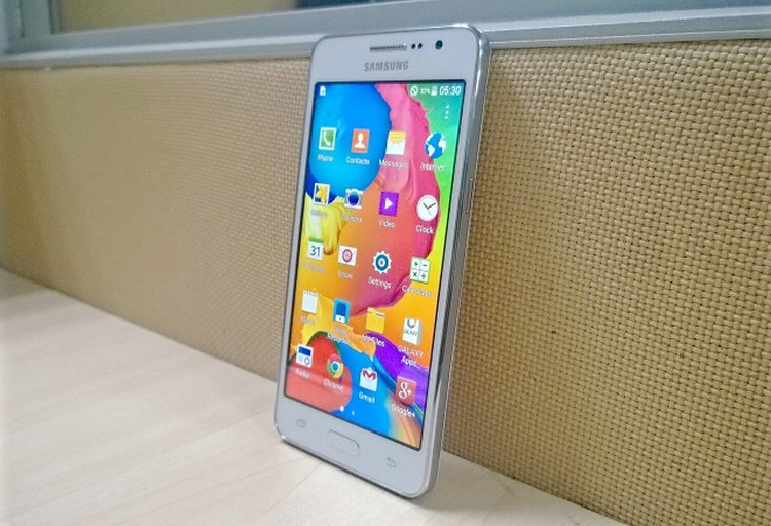 Samsung планирует выпустить смартфон для любителей селфи. Фото.