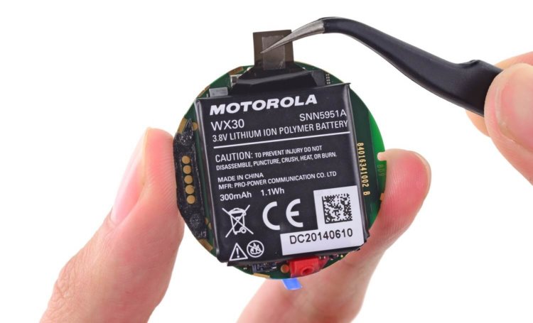Специалисты iFixit разобрали Moto 360 и обнаружили несколько неприятных сюрпризов. Специалисты iFixit разобрали Moto 360 и обнаружили несколько неприятных сюрпризов. Фото.