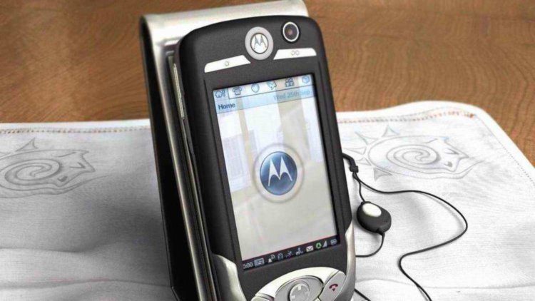 Взгляд в прошлое: пять замечательных смартфонов десятилетней давности. Motorola A1000. Фото.