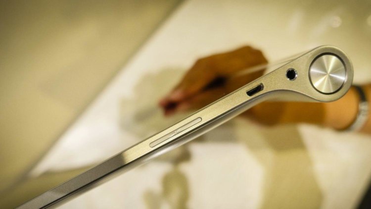 Lenovo представила планшет YOGA Tablet 2 Pro со встроенным пикопроектором. Фото.