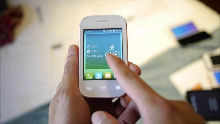 Телефоны для муравьёв: рейтинг наиболее компактных устройств. Alcatel OneTouch POP FIT. Фото.