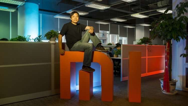 Гендиректор Xiaomi подтвердил релиз браслета Mi Band 3. Гендиректор Xiaomi подтвердил релиз браслета Mi Band 3. Фото.