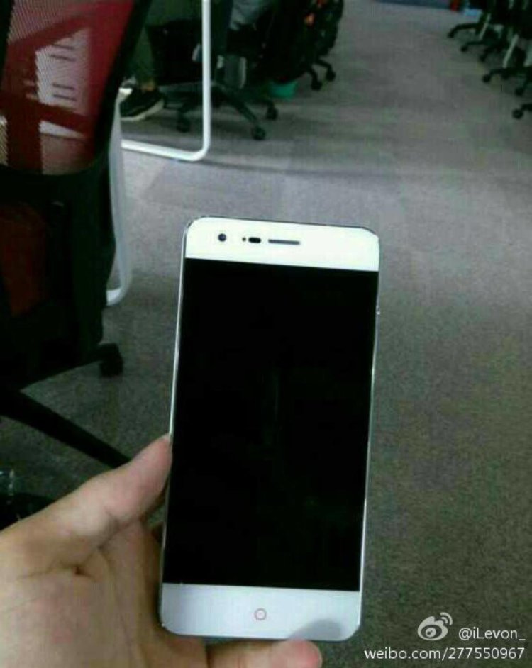 Смартфон без рамок вокруг экрана должен появиться уже в декабре. Фото.