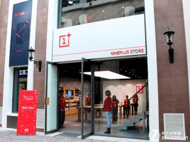 OnePlus открывает первый физический магазин собственной продукции. OnePlus открывает первый физический магазин собственной продукции. Фото.