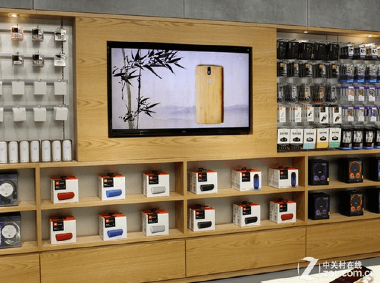 OnePlus открывает первый физический магазин собственной продукции. Фото.