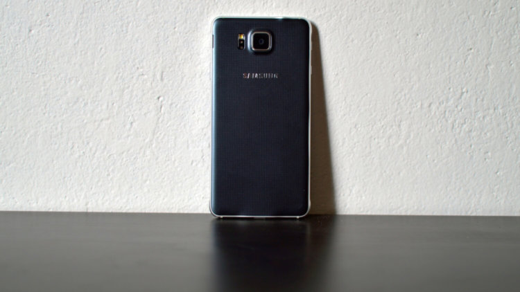 Пятёрка лучших смартфонов до пяти дюймов. Samsung Galaxy Alpha. Фото.