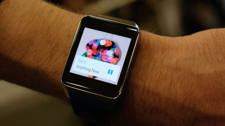 Что подарить друзьям на Новый год? Samsung Gear Live. Фото.