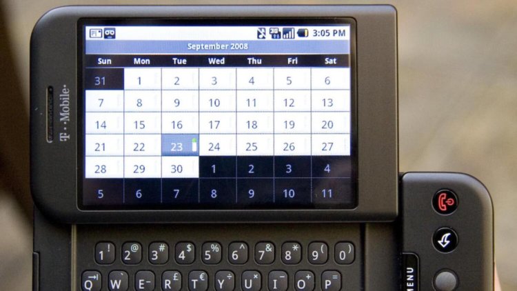 Первопроходцы: с какими смартфонами дебютировали самые популярные бренды? HTC Dream. Фото.