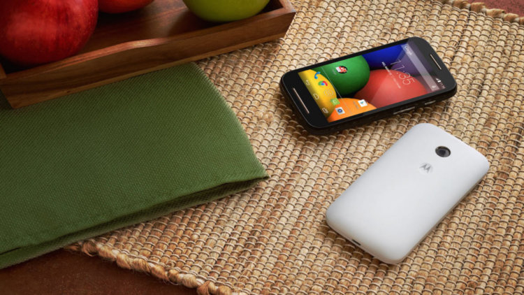 Что подарить друзьям на Новый год? Motorola Moto E. Фото.