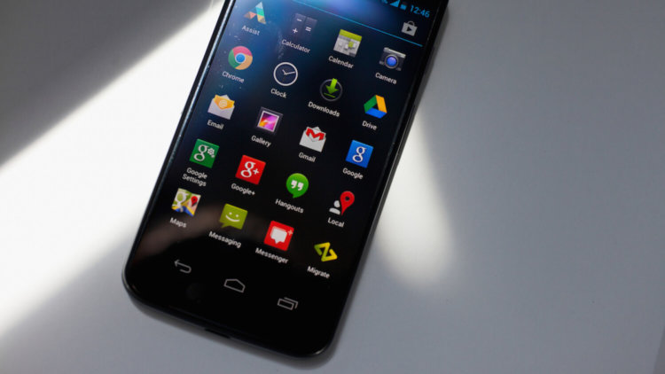 Пятёрка лучших смартфонов до пяти дюймов. Motorola Moto X. Фото.