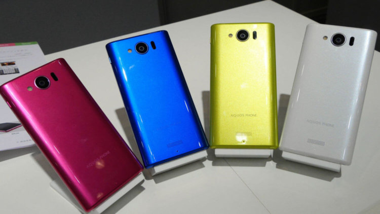 Пятёрка лучших смартфонов до пяти дюймов. Sharp Aquos mini SHL24. Фото.