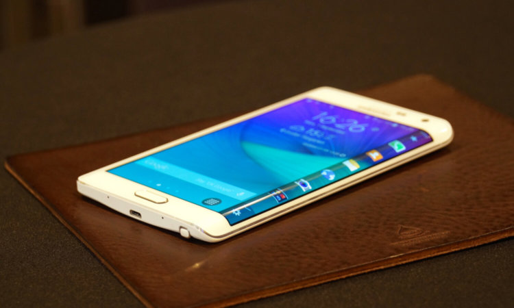 Мобильные инновации 2014 года. Galaxy Note Edge с его закругленным экраном. Мобильные инновации 2014 года. Galaxy Note Edge с его закругленным экраном. Фото.