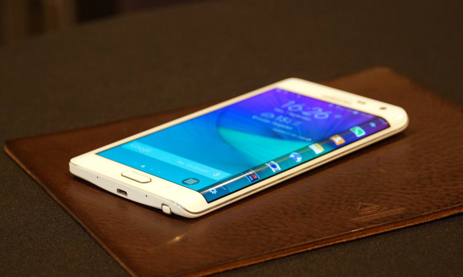 Мобильные инновации 2014 года. Galaxy Note Edge с его закругленным экраном. Фото.