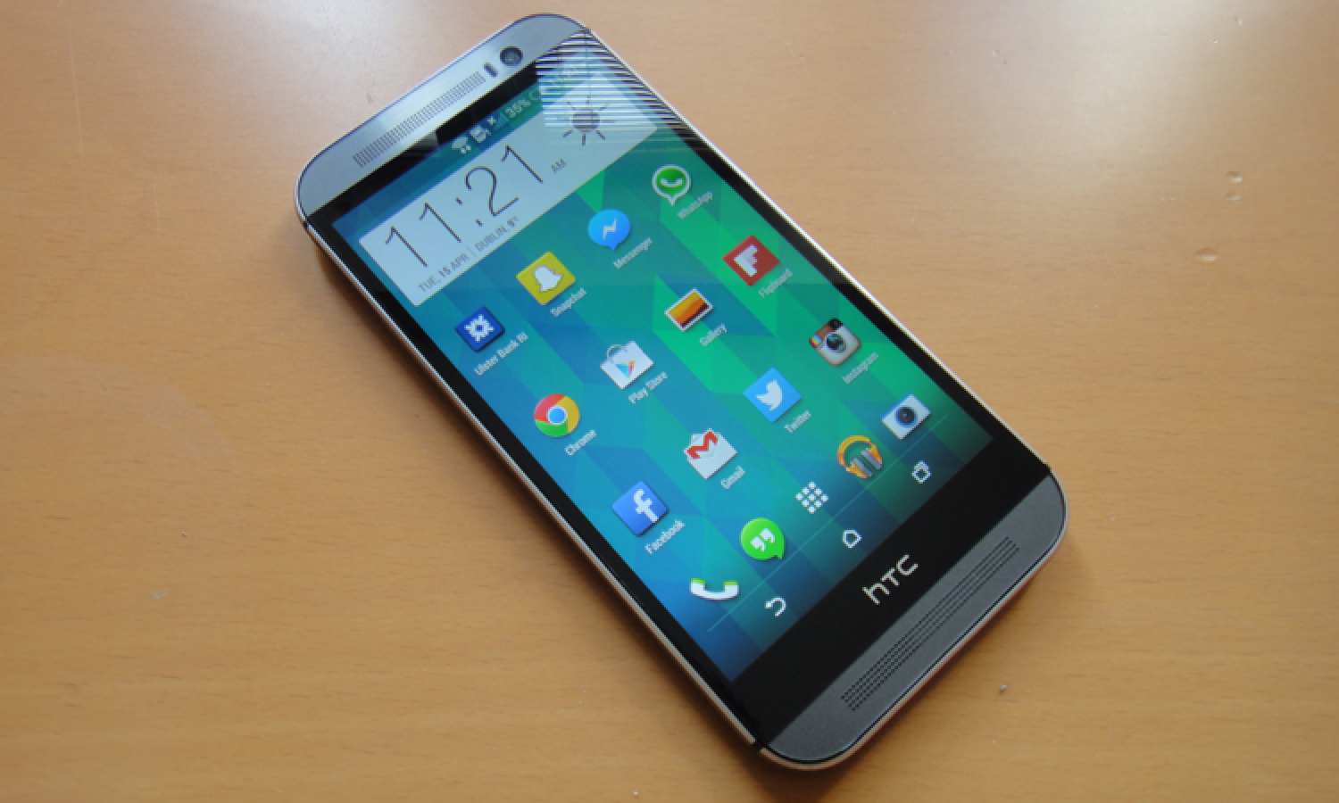 Лучшие смартфоны со слотами под nano-SIM. HTC One M8. Фото.