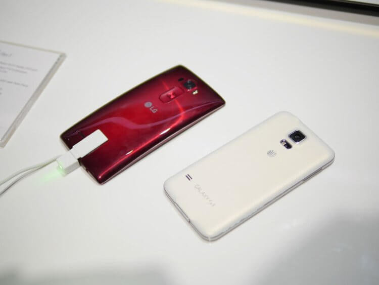 Основное превосходство LG G Flex 2 над Samsung Galaxy S5. Дизайн. Фото.