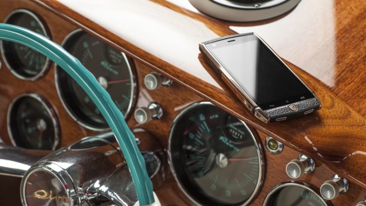CES 2015: Как не нужно делать смартфоны: опыт Lamborghini. Фото.