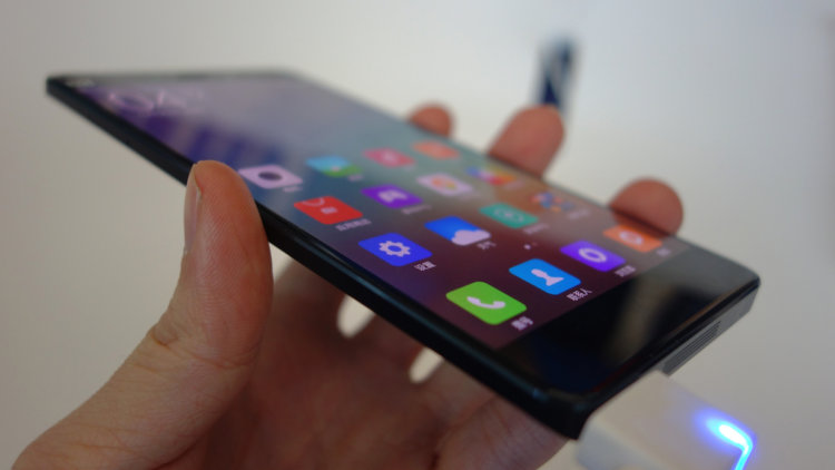 Главные преимущества Xiaomi Mi Note Pro над Galaxy Note 4. Фото.
