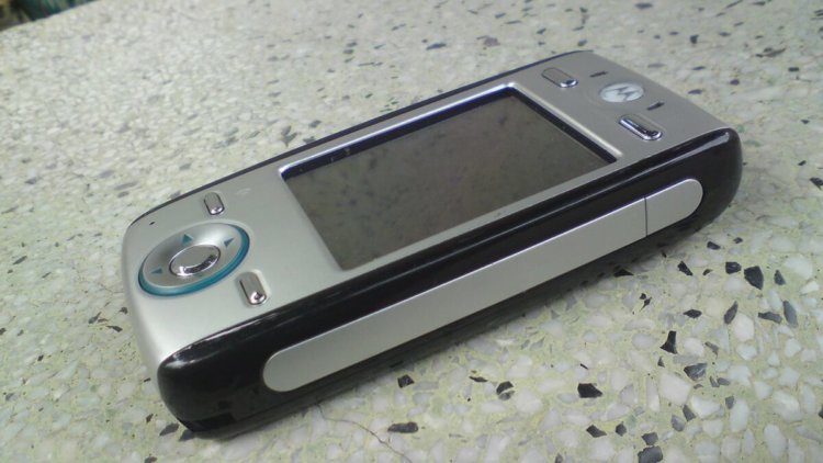 Пятёрка смартфонов, о которых всегда приятно вспомнить. Motorola E680i. Фото.