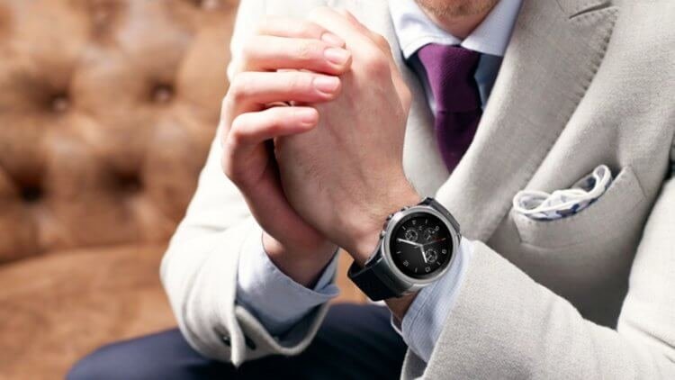Новые Apple Watch и часы-телефон LG Watch Urbane. Что общего? Фото.