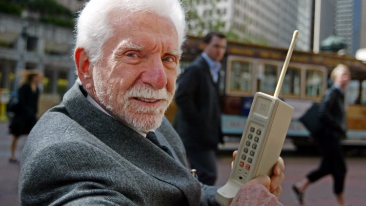Сколько бы стоили культовые телефоны прошлого сегодня? Motorola Dynatac 8000X. Фото.