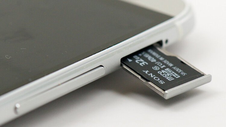 8 сомнительных «особенностей» Android-устройств. Наличие MicroSD-слота. Фото.