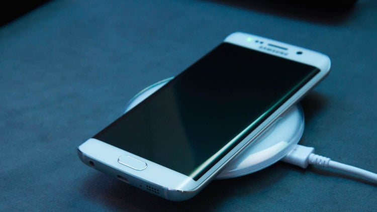 Galaxy S6 vs. iPhone 6: 6 причин в пользу Samsung. Беспроводная зарядка. Фото.
