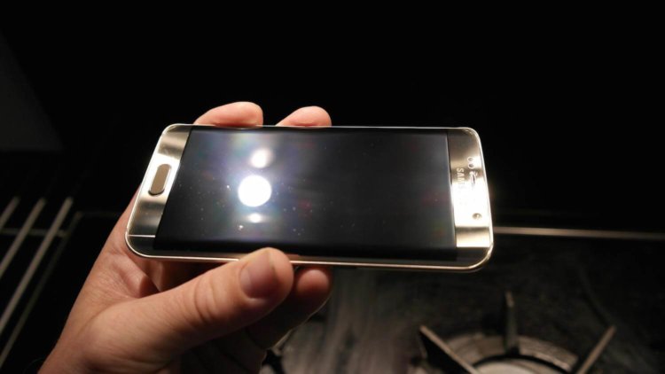 Фирменный чехол — лучший способ испортить дисплей Galaxy S6. Фото.