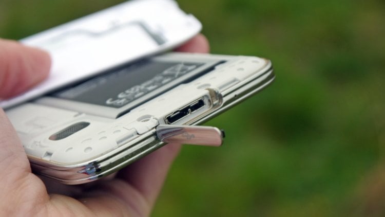 Чем Samsung Galaxy S5 лучше S6? Аккумулятор. Фото.