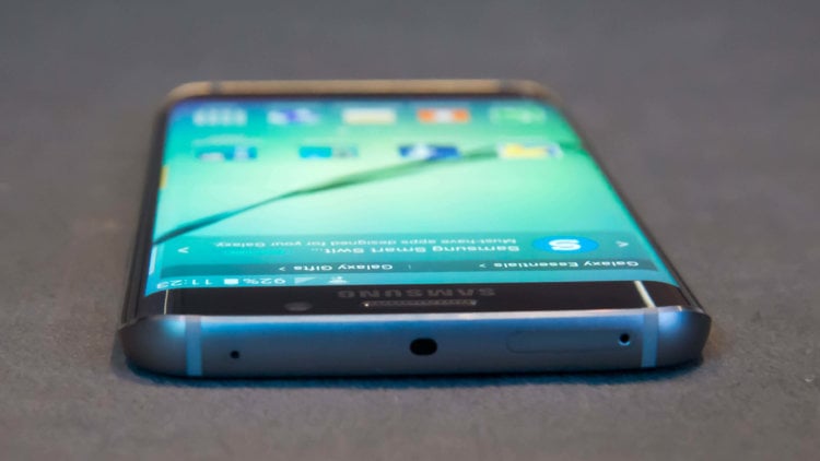 Покупайте Galaxy S6 и не покупайтесь на Edge. Изгибы экрана не дают ничего. Фото.