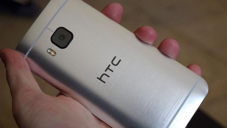 HTC готовит альтернативу One M9 с новым дизайном. Фото.