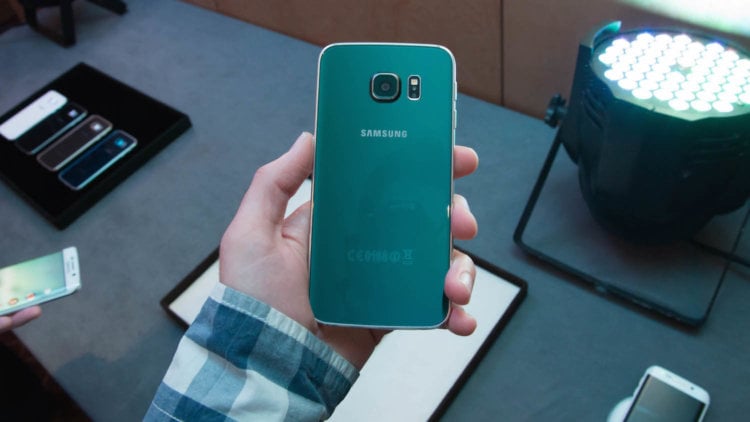 Как выглядит серебристый Samsung Galaxy S7? Фото.