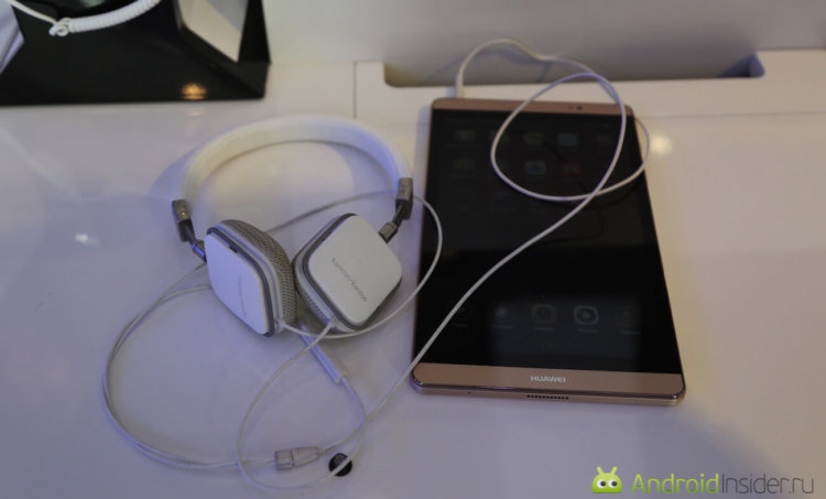 Huawei и HARMAN представляют: планшет MediaPad M2 8.0. Фото.
