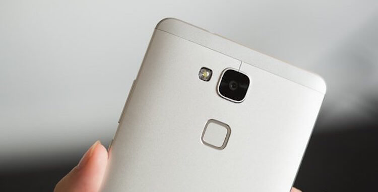 На каком из двух Nexus 2015 остановить свой выбор? Сканер отпечатков пальцев. Фото.