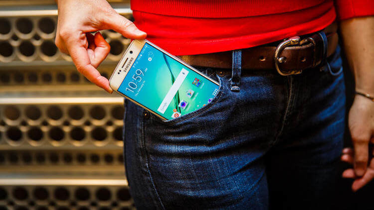 Физическая клавиатура от Samsung в качестве аксессуара для Galaxy S6 Edge Plus. Физическая клавиатура от Samsung в качестве аксессуара для Galaxy S6 Edge Plus. Фото.