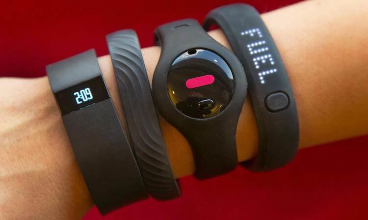 5 лучших фитнес-браслетов. Фото.