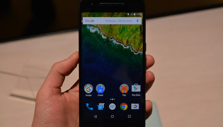 В Nexus 6P используется AMOLED-экран от Samsung последнего поколения. Фото.