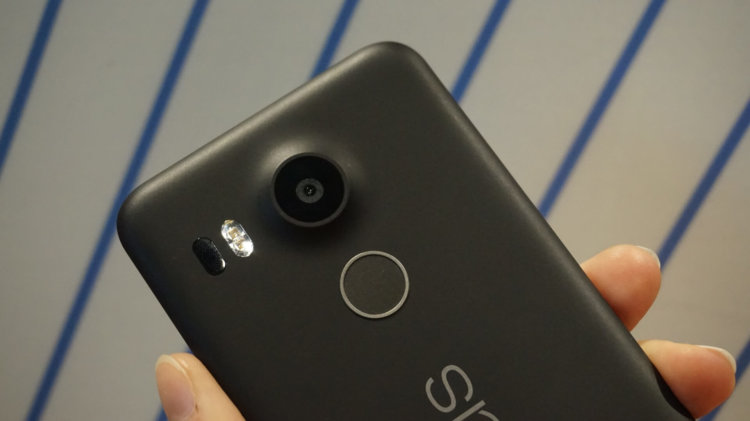 Лучшие смартфоны, которые можно купить прямо сейчас (октябрь 2015). LG Nexus 5X. Фото.