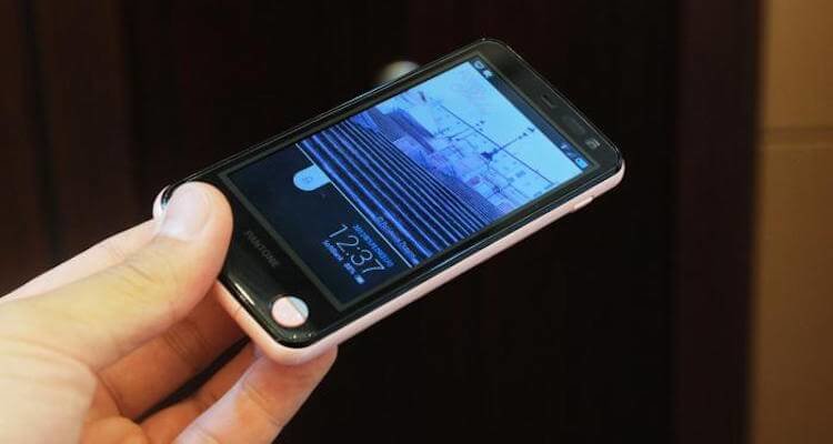 Пять смартфонов с уникальными особенностями. Pantone 107SH. Пять смартфонов с уникальными особенностями. Pantone 107SH. Фото.