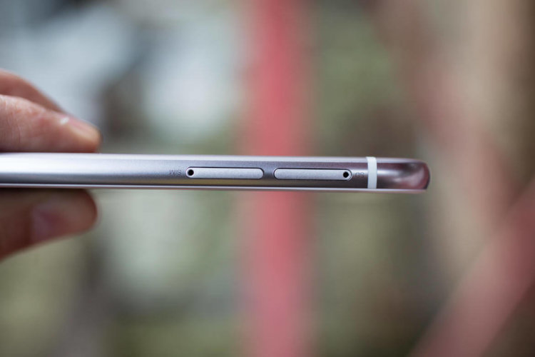Что делает «заменитель iPhone» от HTC лучше. Слот для microSD. Фото.